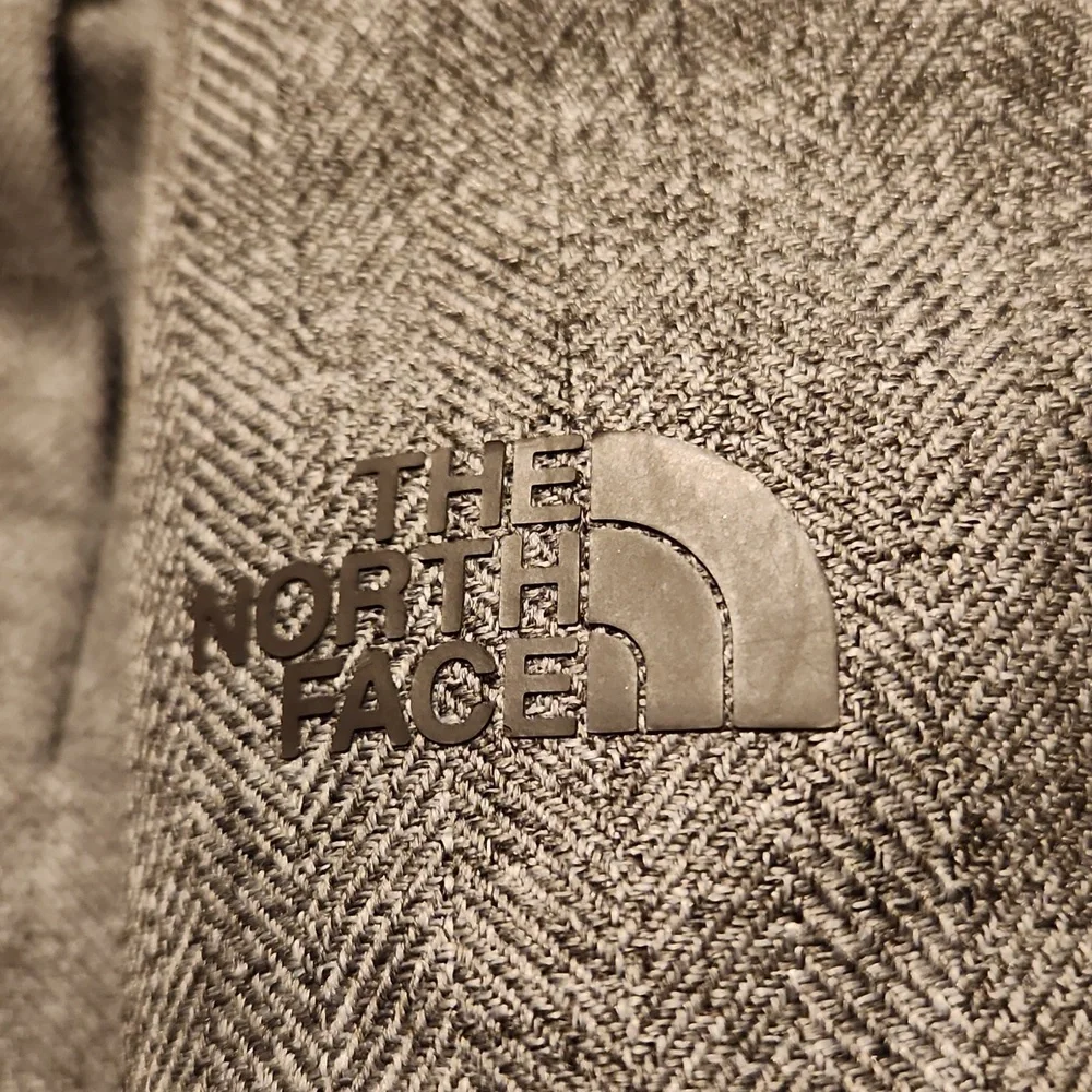 TheNorthFace women's size Large with 5 pockets and removable hood - Picture 4 of 4